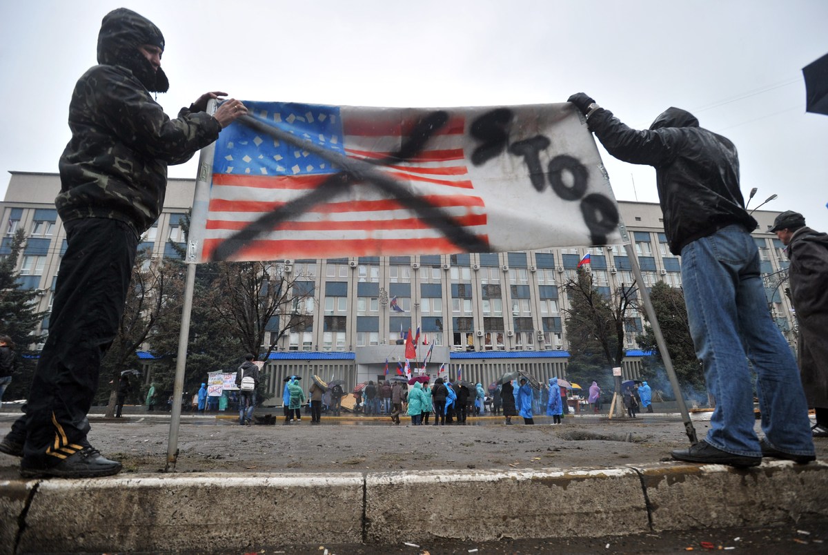 Thân Nga chống Mỹ (Lugansk on April 10, 2014.) Nguồn: GENYA SAVILOV/AFP/Getty Images