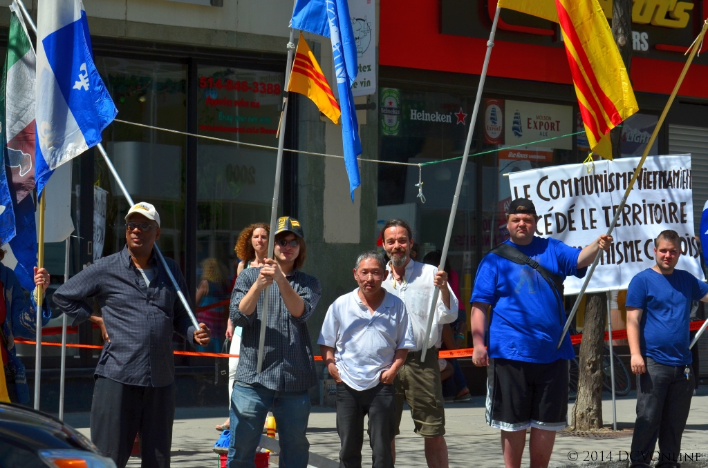 Đoàn biểu tình chống cộng sản Việt Nam và khách qua đường.