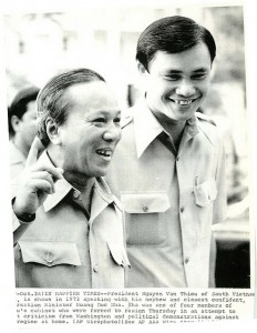 TT Thiệu và ông Hoàng DDuesc Nhã (ảnh chụp năm 1973). Ông Hoàng Đức Nhã là 1 trong bốn bboj trưởng phải từ chức (1974) vì áp lực từ  Washington. Nguồn: AP