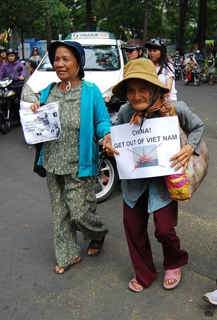 Biểu tình chống TC xâm lăng (11/5/2014) - Ngày của Mẹ. Nguồn Facebook Minh Hoàng.