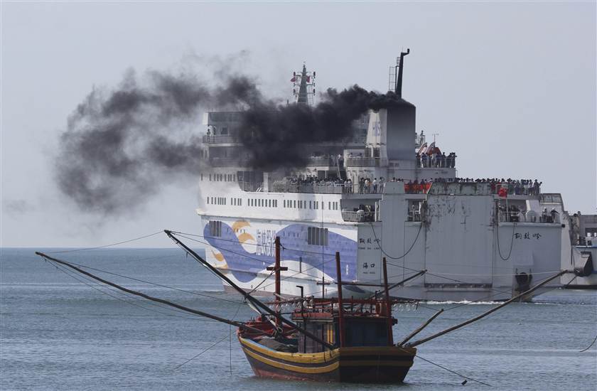 Một tàu chở công nhân Trung Quốc rời cảng Vũng Áng (Thanh Hóa) Việt Nam hôm thứ Hai (19/5/2014) sau nững cuộc bạo động tuần trước. Nguồn Hau Dinh/AP