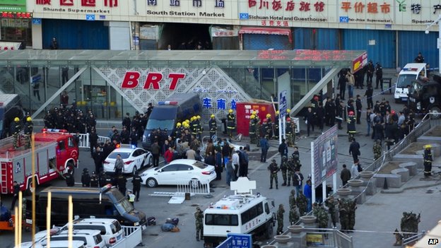Cảnh ngoài ga xe lửa ở Tân Cương sau vụ nổ ngày 30/4. Ảnh AP