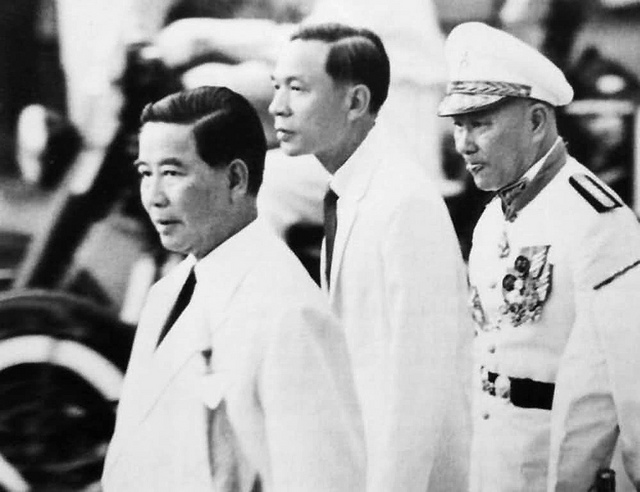  Trung Tướng Dương Văn Minh, 26/10/1963, đứng sau lưng Tổng thống Ngô Đình Diệm. Nguồn: OntheNet