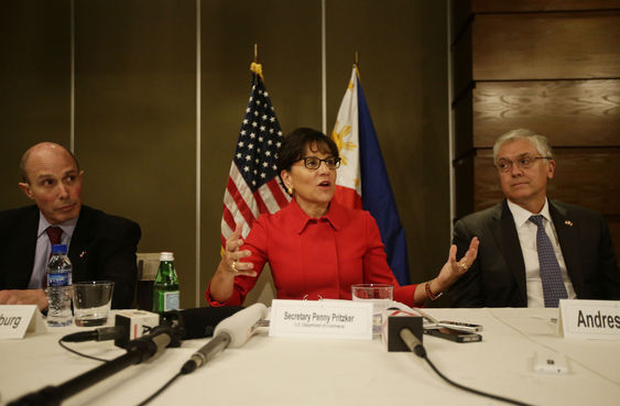 Bộ trưởng Thương mại Hoa Kỳ Penny Pritzker (G) trong một cuộc họp với báo giới sau khi phát biểu tại Phòng Thương mại Mỹ và doanh nhân Philippines hôm thứ Tư 4 tháng 6, 2014 tại khu tài chính Makati, phía đông thành phố Manila, Philippines. Nguồn: (AP Photo / Bullit Marquez)