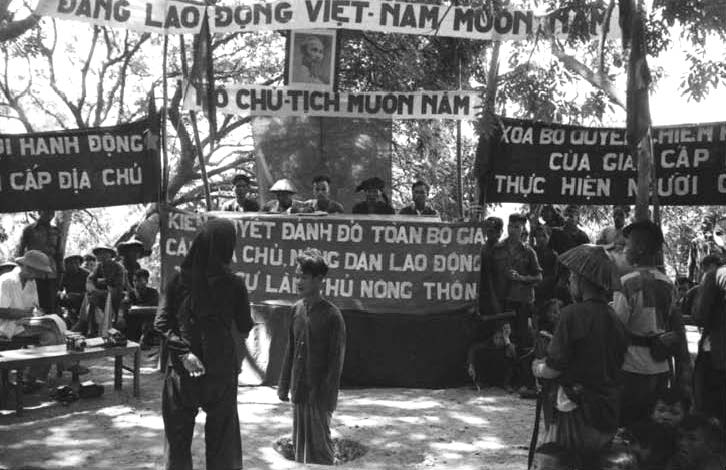 Một carh đấu tố thời "Cải cách ruộng đất" tại Bắc Việt. Ảnh: OntheNet.