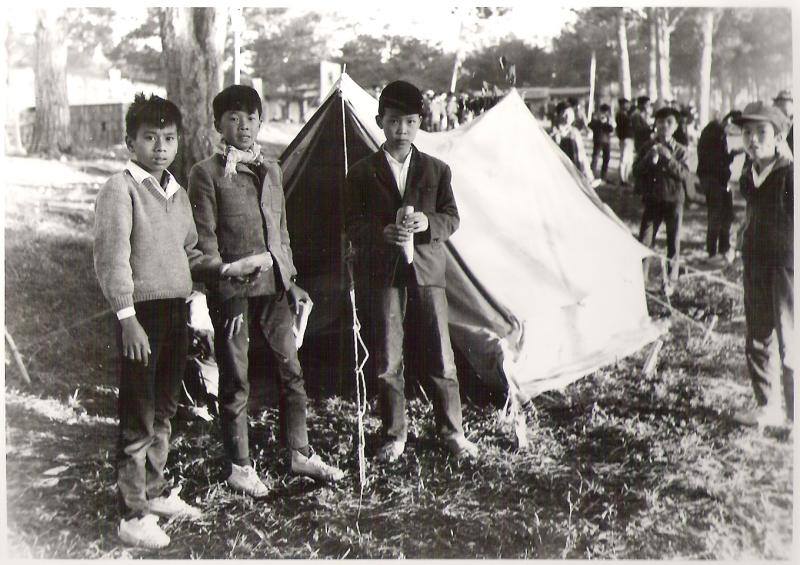 Học sinh Trần Hưng Đạo (Dầ Lạt) cằn trại năm 1967, gần Tết Đinh Mùi. Nguồn Facebook.