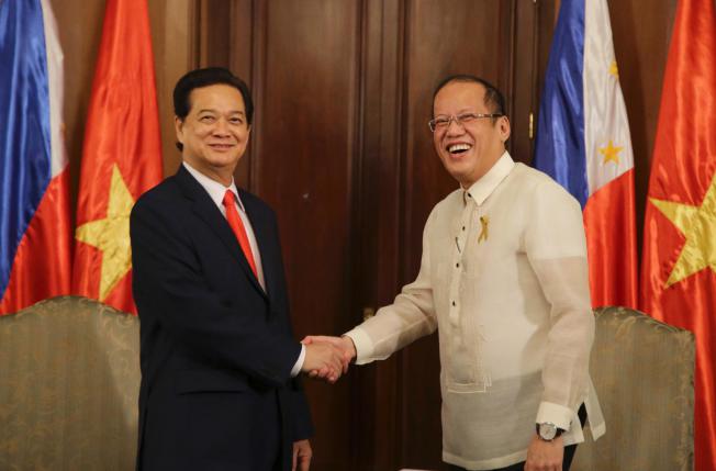 Tổng thống Philippines Benigno Aquino III (P) chào đón Thủ tướng Việt Nam Nguyễn Tấn Dũng trong cuộc viếng thăm Dinh Tổng thống Malacanang ở Manila, Philippines Thứ Tư 21 Tháng 5, 2014. Nguồn: USNews. 