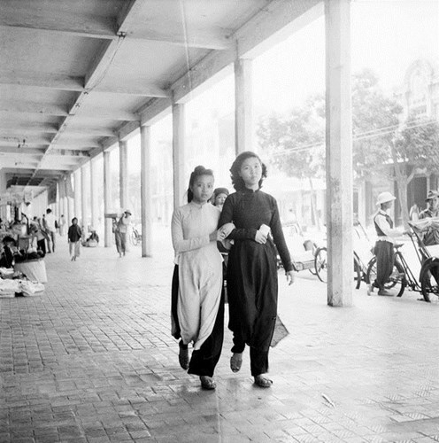 Thiếu nữ Hà Nội trên hè phố Paul Bert (Tràng Tiền) năm 1950. Ảnh: Harrison Forman.