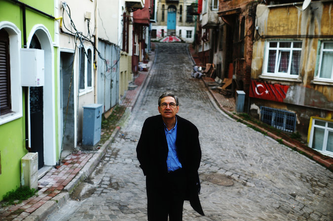 Tác giả Orhan Pamuk ở Istanbul (Benim Adım Kırmızı). Nguồn: The New York Times/Credit Ayman Oghanna 