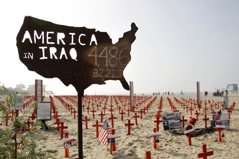 Một bản đồ Mỹ với những con số binh sĩ của quân đội Mỹ thiệt mạng và bị thương ở Iraq được coi là một phần của một đài tưởng niệm tạm thời, được gọi là "Arlington Tây", một dự án của Cựu chiến binh cho hòa bình, trên bãi biển Santa Monica ở Santa Monica, California, vào ngày 9, 2012. Nguồn: Reuters / Danny Moloshok