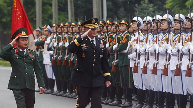 Hai tướng lãnh của Việt Nam và Mỹ, Đỗ Bá Tỵ và Martin Dempsey duyệt hàng chào danh dự (Hà Nội, 14 tháng 8, 2014). Nguồn: REUTERS