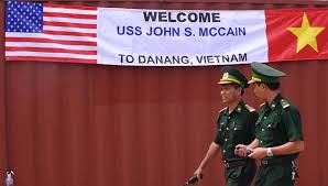 Công an biên phòng trước biểu ngữ chào đón Khu trục hạm USS MCCAain ở cảng Tiên Sa, Đà Nẵng, 8/10/2010. Ảnh: Hoang Dinh Nam/AFP/Getty Images