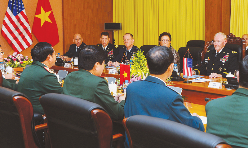 Hà Nội: Đại tướng Martin E. Dempsey (phải), Tổng Tham mưu trưởng Liên quân Hoa Kỳ, và Thượng tướng Đỗ Bá Tỵ (thứ hai bên trái), Thứ trưởng Bộ quốc phòng, Tổng Tham mưu trưởng Quân đội Nhân dân Việt Nam họp tại Bộ Quốc phòng (14 Aug. 2014). Ảnh: AFP