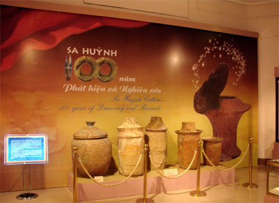 Gian trưng bày gốm Sa Huỳnh tại Bảo tàng Lịch sử Việt Nam. Nguồn: gpquinhon.org