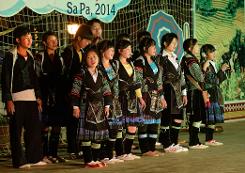 Thanh thiếu niên Hmong trình diễn một bài hát trong một chương trình công cộng tại thị trấn miền núi Sapa phía tây bắc Việt Nam vào ngày 11 tháng 5, 2014. Ảnh AFP. 