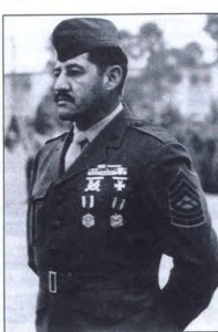 Thượng sĩ Juan J. Valdez nhận huy chương sau chiến dịch Frequen Winds. Hình của TQLC Mỹ.