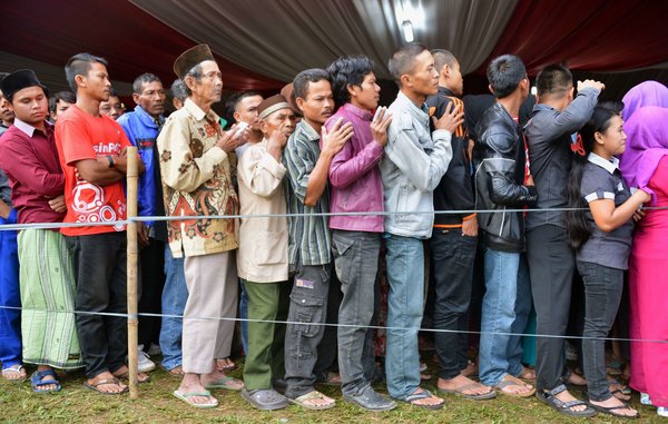 Dân Indonesia xếp hàng để bỏ phiếu trong cuộc bầu cử tổng thống của đất nước trong làng Bojong Koneng tại Bogor, tỉnh Tây Java, trong tháng Bảy. Nguồn: Bay Ismoyo / Agence France-Presse - Getty Images