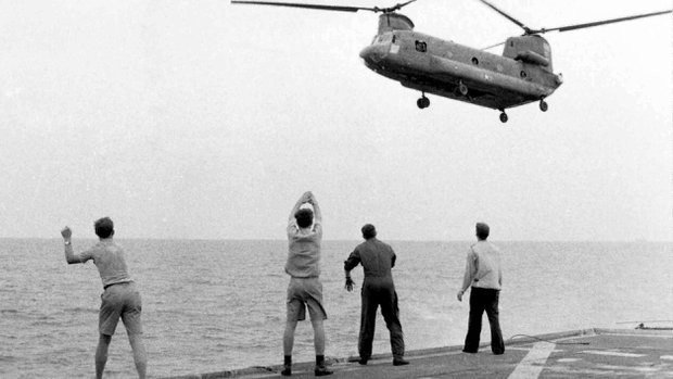 Hình của American Experience/Hugh Doyle/AP chụp cảnh chiếc trực thăng Chinook thả người xuống Khu trục hạm USS Kirk ngày 29 tháng 4 1975 theo tín hiệu trên tàu. 