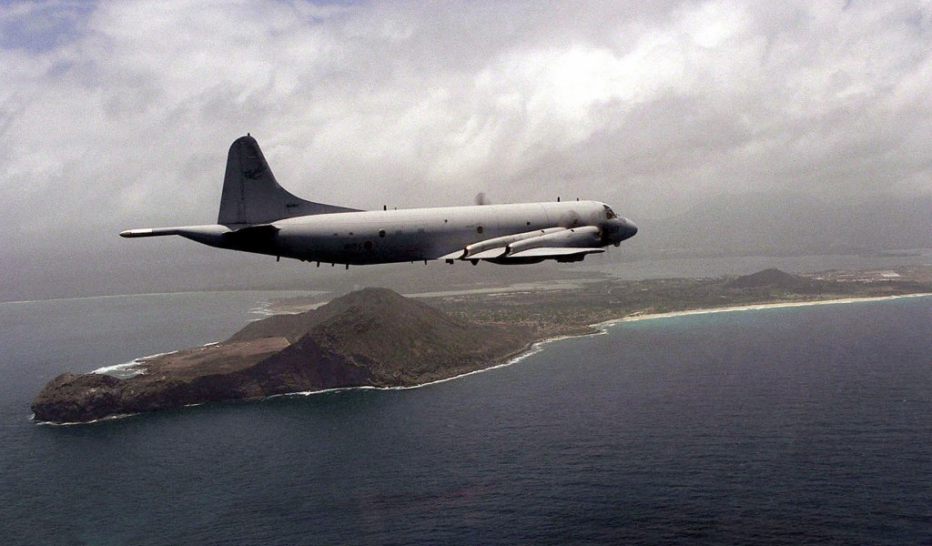Máy bay P-3 Orion của Hải Quan Nam Hàn bay qua vịnh over Kaneohe, Hawaii. Nguồn: Wikipedia 