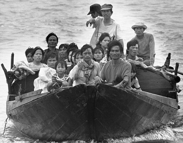 Người tị nạn Việt Nam gần Hồng Kông. Chúa Carrington, người đã đến thăm trại tại thuộc địa cũ của Anh đã đề nghị Anh nên chấp nhận 10.000 người tị nạn trong một khoảng thời gian hai năm. http://www.dailymail.co.uk/