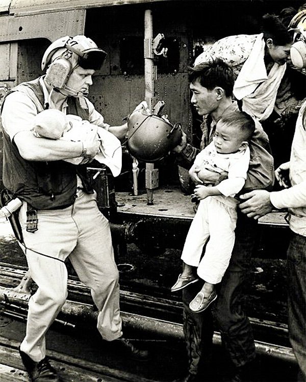 Nhiều người trong số những người tị nạn cứu trong Chiến dịch Gió lốc còn rất trẻ. Trong một số trường hợp, cha mẹ bị buộc phải ở lại sau khi đặt con cái của họ trong máy bay trực thăng sơ tán đã được điền vượt quá khả năng. Nguồn: THE USS MIDWAY MUSEUM