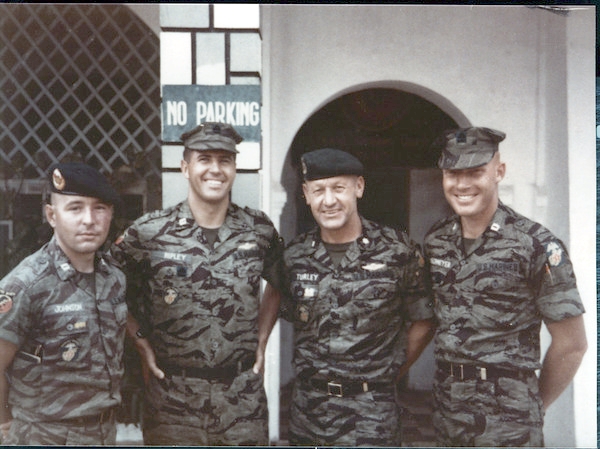 Đại úy John Ripley (thứ hai từ trái sang) cùng Đại tá Gerald Turley (thứ hai từ phải sang) ngày trước khi bắt đầu các cuộc tấn công mùa Hè đỏ lửa (Easter Offensive 1972) tại một căn cứ quân sự phía Tây Đông Hà. Nguồn: http://nobility.org/