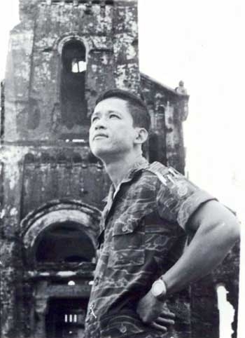 Thiếu tá Lê Bá Bình đứng ở Quảng Trị trước khi bị thương lần thứ 9, 1972. Nguồn: OntheNet