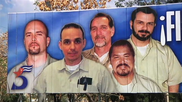 Cuban Five: Từ trái: Gerardo Hernández, Antonio Guerrero, René González (thả ngày 7 tháng 10, 2011), Ramón Labañino, Fernando González (thả ngày 27 tháng 2). Ba người còn lại được trả về Cuba ngày 17 tháng 12, 2014. Hình: Cuban Five billboard, Havana (NBC)