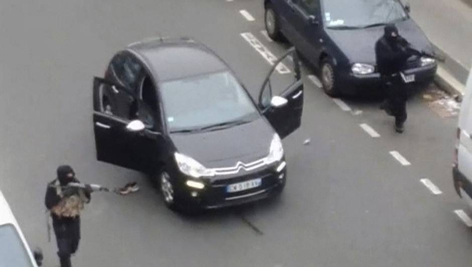 Sát thủ chạy khỏi văn phòng của tạp chí trào phúng Charlie Hebdo của Pháp ở Paris, trong hình lấy từ video của nhân chứng.