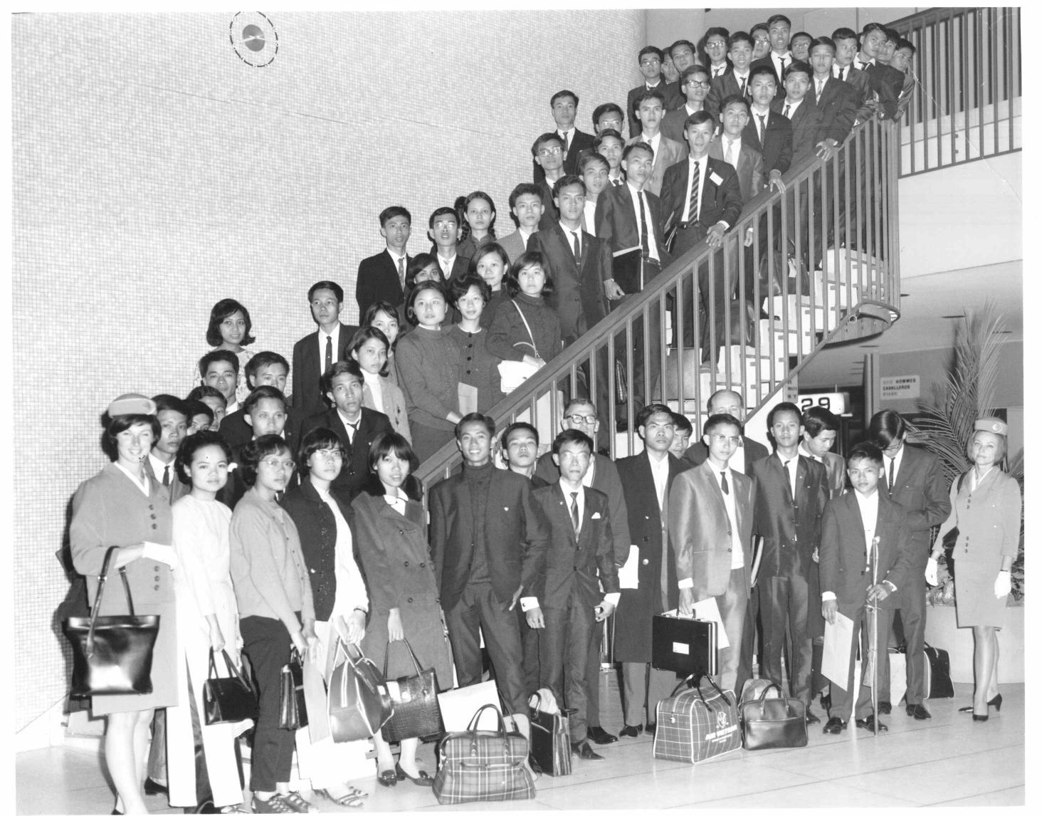 Sinh viên du học với học bổng Leadership. Nhóm II tại phi trường Los Angeles, 28 tháng 3, 1972. Nguồn: Học bổng Leadership.