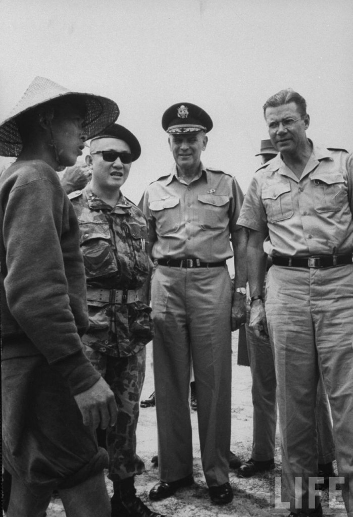 Tháng 9-1963: Thiếu tướng Đỗ Cao Trí, 9-1963 (L-R) Brig. Gen Do Cao Tri, Gen. Maxwell D. Taylor & Secy of Defense Robert S. McNamara, as they question a Viet Cong guerrilla. Nguồn: LIFE magazine