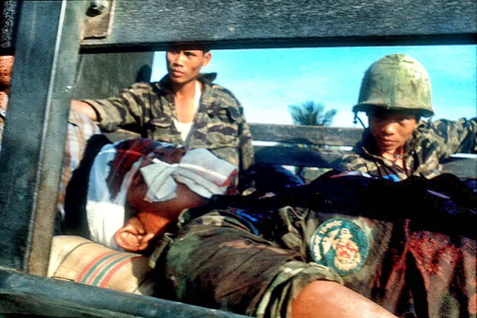 TToor quốc - Danh dự: Một chiến sĩ Thủy quân lục chiến VNCH bị thương trong cuộc chiến đấu bảo vệ dân trong cuộc tổng công lkisch Tết Mạu Thann 1968 tại Saigon. Nguồn: Angelo Cozzi/Mondadori Portfolio via Getty Images
