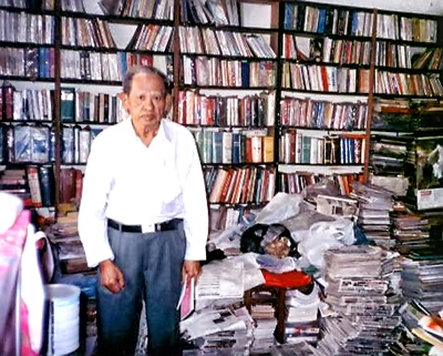 Ông “Khai Trí” Nguyễn Hùng Trương với kho sách của ông, ở những năm cuối đời. Nguồn: Nguyên Ngọc Chính.