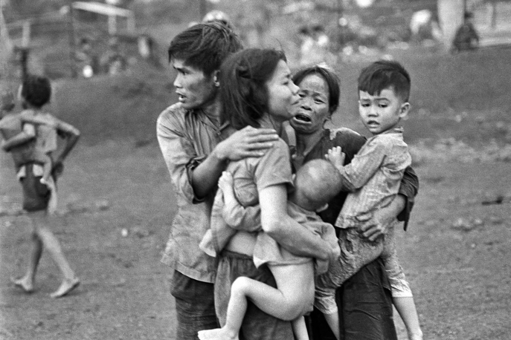 Tháng 6, 1965: Đồng Xoài, Vietnam. Nguồn:  AP/Horst Faas