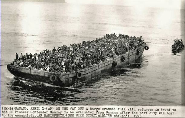 Xà lan chở người tị nạn lên tầu SS Pioneer Comander. Nguồn: 