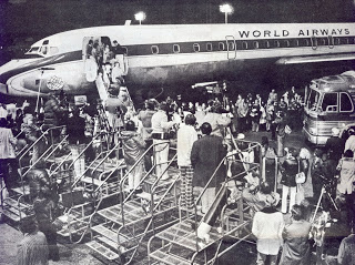 Người tị nạn cộng sản, kể cả trẻ mồ côi Việt Nam đến Mỹ bằng phi cơ của World Airways. Nguồn: oaklandaviationmuseum.org