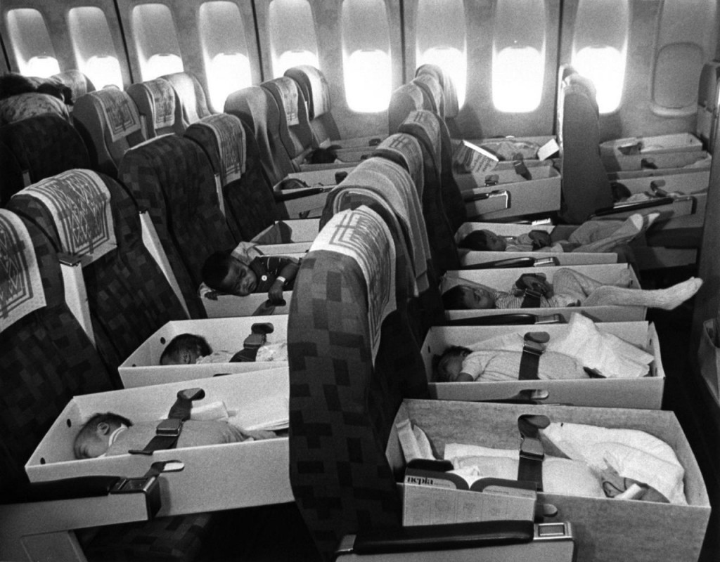 Trẻ thơ mồ côi trên đường đến phi trường LAX (Los Angeles) ngày 12 tháng 4, 1975. Ảnh: OntheNet