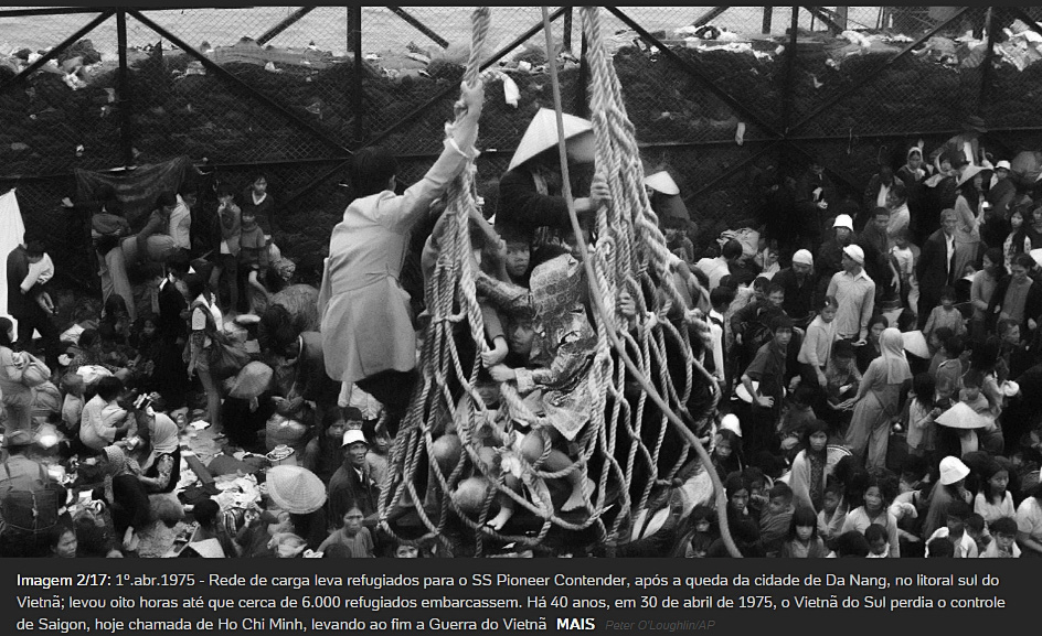 Hình: 1 April 1975 – Lưới chuyển hàng đưa người tị nạn lên tầu SS Pioneer Contender ở bờ biển, sau khi thành phố Đà Nẵng sụp đổ; Phải mất tám giờ để đưa khoảng 6.000 người tị nạn lên tầu. Nguồn: Peter O'Loughlin / AP
