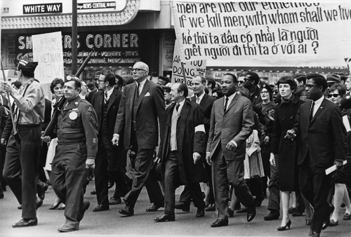 "Dẫn đầu đoàn diễu hành chống lại các cuộc xung đột Việt Nam có tiến sĩ Benjamin Spock, cao lớn, người đàn ông tóc bạc trắng, và Tiến sĩ Martin Luther King Jr., thứ ba từ bên phải, trong một cuộc diễu hành trên bang St. ở Chicago, Ill., March 25, 1967. Tiến sĩ Spock là đồng chủ tịch của Ủy ban Quốc gia về chính sách hạt nhân Sane. "(AP Photo)