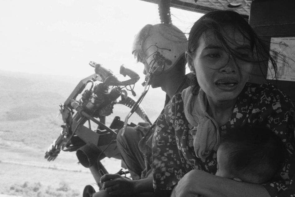 Mẹ trẻ ôm con thơ trên chiếc trưc thăng chạy khỏi Tuy Hòa, 22 Thàng 3, 1975 Nguồn: AP Photo/ Nick Ut.