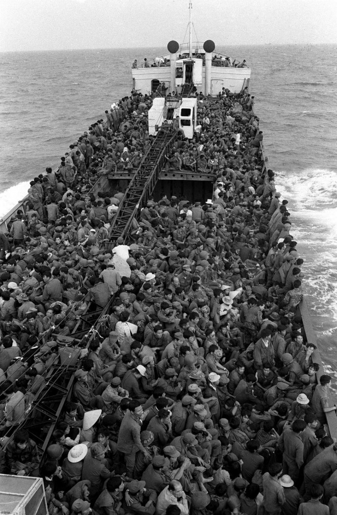Quân đội Nam Việt lấp đầy mọi không gian có sẵn trên một con tàu di tản họ từ biển Thuận An, gần Huế, Đà Nẵng như Cộng quân tiến vào tháng Ba, 1975. (AP Photo / Cung)
