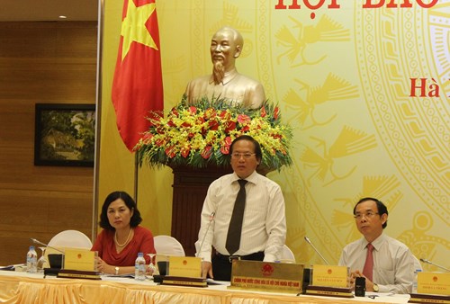 Thứ trưởng Trương Minh Tuấn thông tin về các hoạt động bất hợp pháp của Trung Quốc tại quần đảo Trường Sa của Việt Nam. ảnh: Ngọc Quang. 