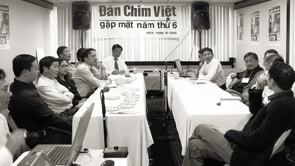 Phước, áo đen ngồi bên phải, trong phiên họp với Đàn Chim Việt, tháng 10, 2005. USA. Nguồn Đàn Chim Việt.