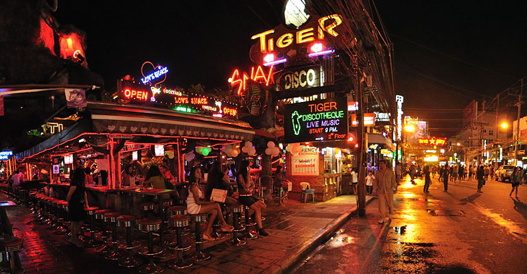 Phuket về đêm, Thái Lan. Nguồn: sambawalker.com 
