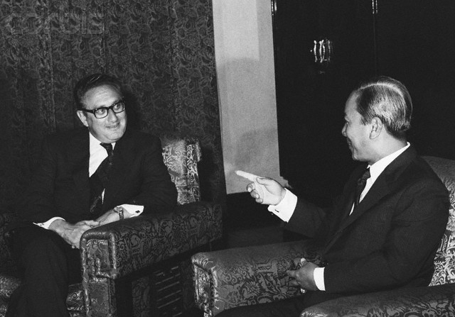 8/17/1972-Sài Gòn, Tổng thống Nam Việt Nam-Nam Việt Nam Nguyễn Văn Thiệu làm cho một điểm trong một cuộc họp với Mỹ cố vấn tổng thống Henry Kissinger tại Dinh Độc Lập. Trước đó trong ngày Kissinger tặng với các tư lệnh hàng đầu của Mỹ và các nhà ngoại giao. Hình: © Bettmann/CORBIS