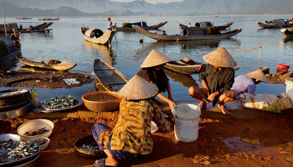 Hình: Dân vạn đò ở sông Hương sống cả đời trên thuyền của họ, những chiếc thuyền ba ván, đáy phẳng nhỏ. Những gia đình nghèo sống bằng nghề đánh cá và khai thác cát trái phép bên sông. © Maika Elan
