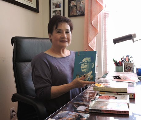 Bà Helen Lưu và cuốn Tưởng Kinh Quốc Truyện của Giang Nam nhân ngày kỷ niêm 30 năm Giang Nam Mệnh Án. Nguồn:  Ảnh CK