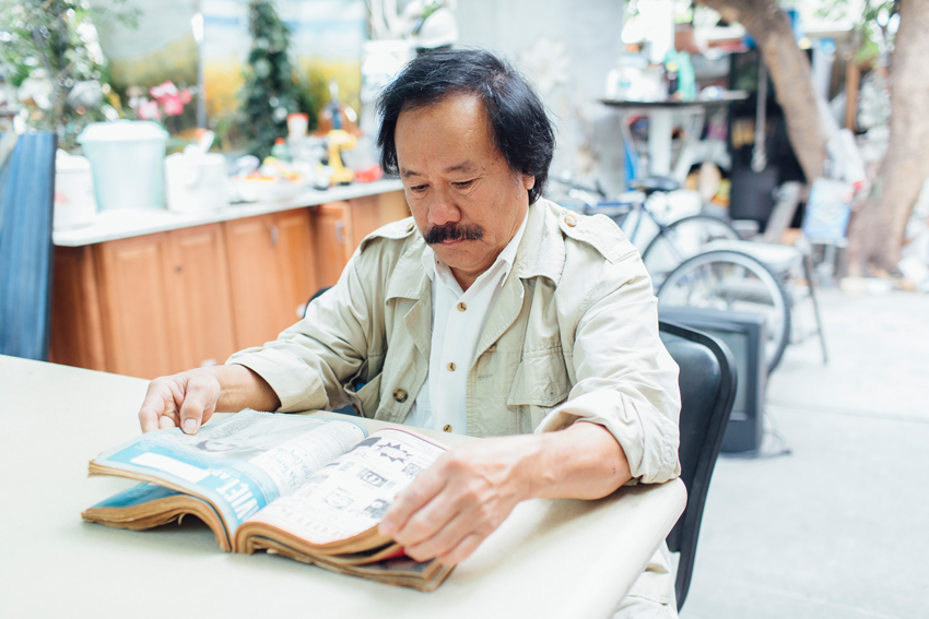 Nguyễn Tú A  đọc báo cũ bên goài nhà của ông ở Westminster California October 27, 2015. Nguồn:  Kendrick Brinson