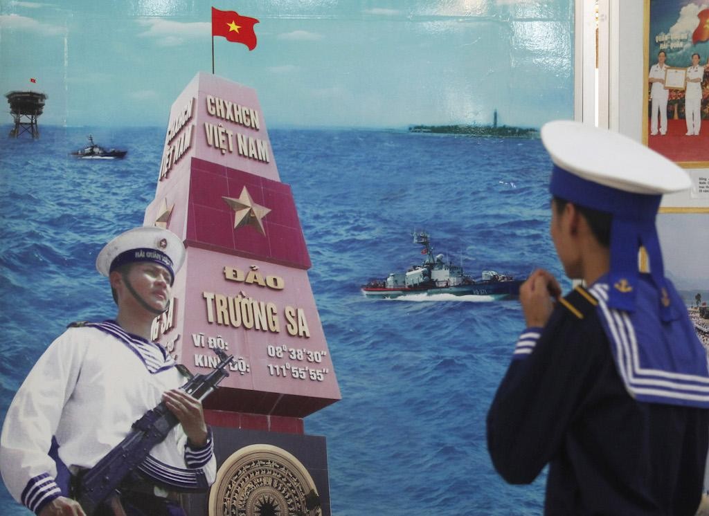 Một thủy thủ nhìn vào tuyên truyền trong thành phố cảng phía Bắc của Việt Nam, Hải Phòng, ngày 21 tháng mười năm 2011. 