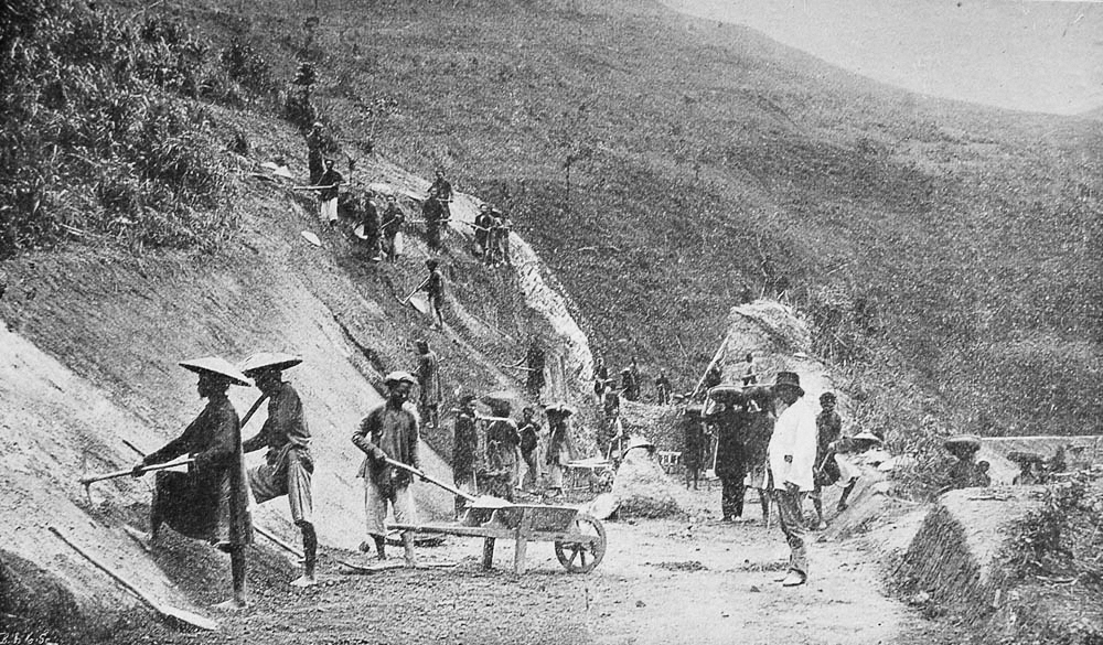 Dân làm đường ở Trung Kỳ (1901). Nguồn: Collection Courtellemont